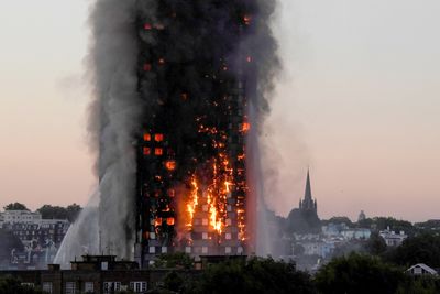 Etterforskningen av brannen i Grenfell Tower har avdekket svakheter i regelverk og konstruksjoner som er uavhengig av at det en rekke brudd på regelverket var gjort i boligblokken.