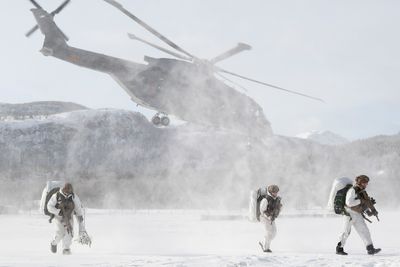 Italienske soldater blir landsatt med AW101 under vinterøvelsen Cold Response 22 i mars.