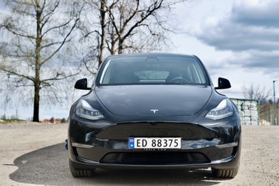 Tesla Model Y er blant bilene som kan bli dyrere dersom regjeringens forslags til statsbudsjett blir vedtatt.