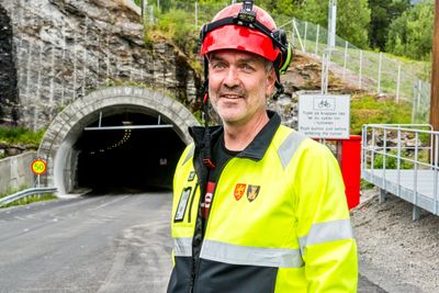 Prosjektleder Lars Greger Bakken foran den sørlige tunnelåpningen ved Hamnvik.  
