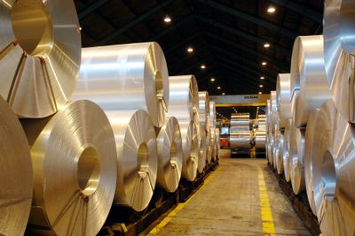 Aluminiumsindustrien er i ubalanse. Etterspørselen er ventet å stige, men produksjonen reduseres på grunn av de høye energiprisene. Her ferdig aluminium på rull fra Hydros verk på Karmøy.
