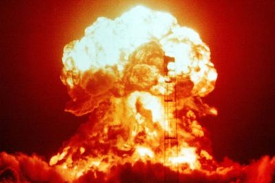 Mange frykter at Russlands president Vladimir Putin vil ty til kjernevåpen. Bildet er fra en kjernefysisk prøvesprengning under Operation Upshot–Knothole i Nevadaørkenen i 1953.