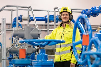 VA-trainee Embla Gausereide Tukker inne i en av Oslo kommunes mange pumpestasjoner for drikkevann.