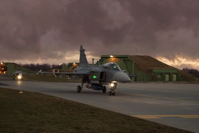 Svenske og tsjekkiske myndigheter signerte en MoU om leasing av 14 Gripen-jagerfly i juni 2004, og allerede 18. april året etter landet til første seks Jas-39C på flystasjonen Čáslav.