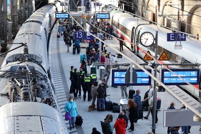 Togene sto stille på sentralstasjonen i Hamburg og flere andre byer lørdag etter det myndighetene sier var sabotasje mot jernbanenettet. Bane Nor jobber med å styrke det norske GSM-R-nettet.