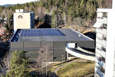 Kun 20 boligblokker i Norge har solceller. For eneboliger har antallet passert 12.000 – og det er raskt stigende.