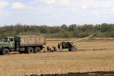 Ammunisjon til slike 2A65 Msta-B 152 mm-skyts er blant det Norge nå kjøper inn til Ukraina.
