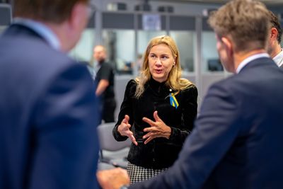 Energikommissær Kadri Simson i samtale med blant andre olje- og energiminister Terje Aasland under ministermøtet i Praha onsdag.