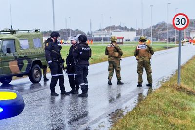 Politi og personell fra Heimevernet utenfor landanlegget til gassfeltet Ormen Lange.