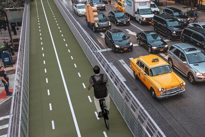 Det kan bli slutt på å måtte snirkle seg mellom tett biltrafikk – i hvert fall noen steder – hvis sveitsiske URB-X lykkes. De har utviklet et system for modulær sykkelvei som limtrekonstruksjon, hevet over bakken.