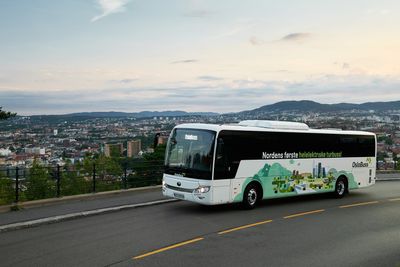 OsloBuss har gode erfaringer med sine elektriske turbusser. Nå har de etablert ladeanlegg som kan lade 12 busser i Oslo.