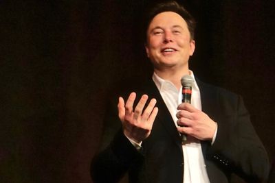 Elon Musk vil likevel tilby Starlink-satellittmottakere gratis Ukraina.