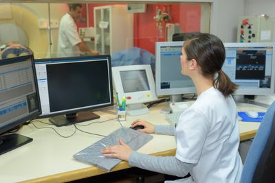 Det vekker skepsis at helsepersonell i utlandet snart kan få tilgang til helseopplysninger om danske borgere.
