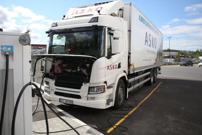 ASKO Transports lastebil lader på depotet på Kalbakken. Ifølge en ny rapport kan dette bli et vanlig syn i Europa om få år.