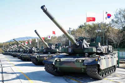Fra onsdagens utrullingsseremoni av 10 K2 Black Panther-stridsvogner som skal til Polen i løpet av året.