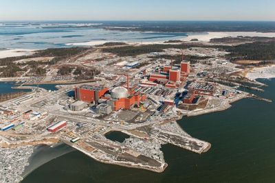 Halvøya Olkiluoto har tre kjernekraftreaktorer. Den tredje er fortsatt ikke satt i vanlig drift. Nå blir det trolig utsatt igjen.