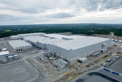 Her, ved Northvolts fabrikkanlegg i Skellefteå i Nord-Sverige, er produksjonen av elbilbatterier godt i gang. Nylig ble de første batteriene levert til kunde.
