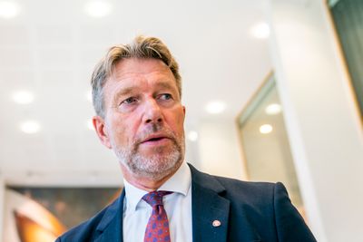 Energiminister Terje Aasland oppfordrer kraftbransjen til å investere i vannkraft.