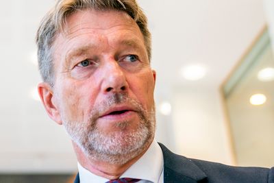Energiminister Terje Aasland oppfordrer kraftbransjen til å investere i vannkraft.