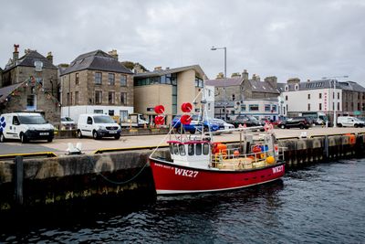 Det har oppstått skader på en sjøkabel utenfor Shetland.