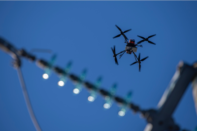 En drone inspiserer kraftlinjer. Droner brukes til mange sivile formål hver dag.
