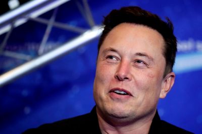 En rekke amerikanske medier melder at Elon Musk har fullført kjøpet av Twitter. Deretter skal han angivelig raskt ha sparket flere toppledere.