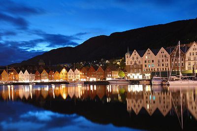 800px-Stillingen befinner seg i Loddefjord i Bergen. Illustrasjonsfoto. Bergen_by_night