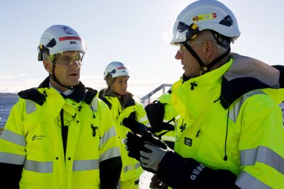 Prosjektdirektør Sverre Overå (t.h.) viste statsminister Jonas Gahr Støre (t.v.) rundt på Northern Lights' anlegg for karbonlagring i midten av oktober. Selskapet arbeider nå for å få økt lagringskapasiteteten.