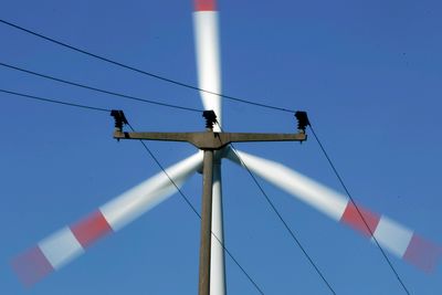 Mildte temperaturer og økende vindkraftproduksjon, senker kraftprisen i Europa.