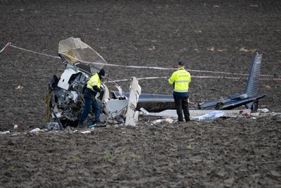 Statens havarikommisjon startet onsdag morgen de tekniske undersøkelsene på stedet der et AS350 B3-helikopter havarerte tirsdag morgen. De to passasjerene om bord omkom i ulykken.