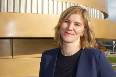 – Det kommer nye regler for vindkraft før jul, lover statssekretær Elisabeth Sæther (Ap), i Olje.- og energidepartementet.