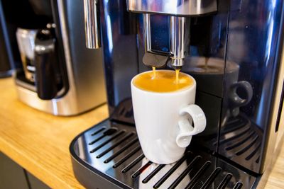 Vi har testet fem til dels veldig ulike måter å brygge kaffe på. Denne maskinen fra De’Longhi kverner bønner selv, laster den malte kaffen inn i et presskammer og klemmer vannet gjennom med rundt 15 bars trykk.