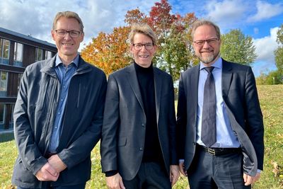 Per Jonny Nesse i Telenor Research and Innovation, Lars Gillund i Klosser Kongsvinger og professor Bård Tronvoll fra Høgskolen i Innlandet - deltar i det nye 5G-prosjektet som skal skape bedre betingelser for skogbruket.