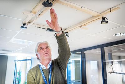 Karl Øyri ved Oslo universitetssykehus har ideen til en ny måte å overvåke pasienter på akuttmottak på.