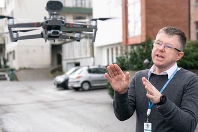 Anders Martinsen, daglig leder i dronebransjens interesseorganisasjon UAS Norway, er fornøyd med at regjeringen ikke vil ha droneforbud i Norge. Nå mener han at eierne av kritisk infrastruktur må komme på banen.