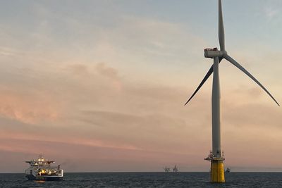 Hywind Tampen er Norges første flytende havvindpark, og skal forsyne oljefeltene Gullfaks og Snorre med strøm. De første turbinene er nå installert på feltet og har startet produksjonen.