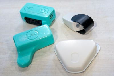 De turkise sensorene er de første fungerende prototypene av Cerebri, og ble laget i 2019. Finger- og nakkesensorene til høyre er de nye versjonene som nå produseres opp i et større antall til deltakere i den kliniske studien som starter før jul. Her kan migrene-pasienter fra hele landet delta.