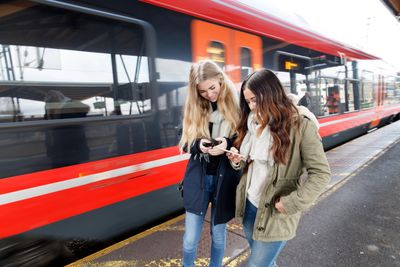Togpersonellet venter på ny og bedre togradio, mens passasjerene lengter etter fungerende wifi på hele togreisen. Nå foreslår en ny utredning at jernbanetunnelene forberedes for både digital togradio og passasjer-wifi, selv om de to tiltakene fortsetter som separate prosjekter.