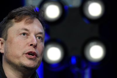 Amerikanske tilsynsmyndigheter er bekymret over utviklingen i Twitter og advarer den nye eieren Elon Musk om at han ikke er hevet over loven.