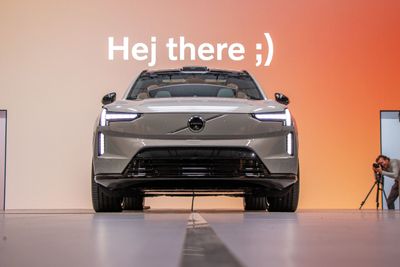 Volvos nye elbil er blytung, men det er den langt fra alene om.Bilene som selges i Norge, blir stadig tyngre. Det kan være en utfordring i møteulykker.