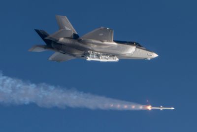 De norske F-35A-flyene skal utrustes med den nyeste versjonen Amraam luft-til-luft-missiler.