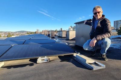 Terje Holmen skulle gjerne installert solceller på alle de 15 takene i Lohøgda borettslag.