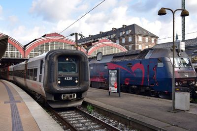 Lørdag 29. oktober stod tog fra DSB stille i et par–tre timer etter problemer med «Den Digitale Rygsæk 2». 