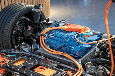 Denne elmotoren har Volvo designet selv. I fremtiden vil de gjøre mer av produksjonen av komponenter på egen hånd.