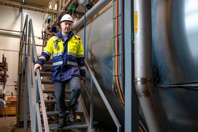 Denofa i Fredrikstad har elektrokjeler nok til å forsyne både seg selv og nabobedriftene med damp. Likevel må fabrikksjef Torgeir Hjertaker gå over til gass når nettselskapet ringer.