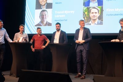 På Inside Telecom-konferansen 15. november 2022: Fra venstre, Trond Bjorøy Larsen i Nextgentel, Finn Myrstad i Forbrukerrådet, Tore Kristoffersen i Lyse/Altibox/Ice, Brynjar Andersen i Globalconnect/Homenet, Pål Wien Espen i Nasjonal kommunikasjonsmyndighet og debattleder Torgeir Waterhouse i Otte. 