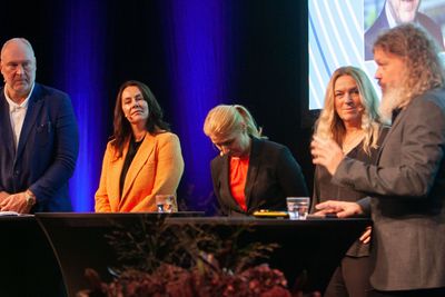 Stein-Erik Vellan (Telia), Birgitte Engebretsen (Telenor), Charlotta Rehman (Globalconnect), Toril Nag (Lyse) fikk hjelp av debattleder Torgeir Waterhouse til å ta for seg utfordringene i telebransjen, under Inside Telecom-konferansen tirsdag.