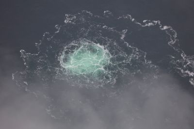 Bildet viser gass som slippes ut fra Nord Stream 2-rørledningen 28. september.