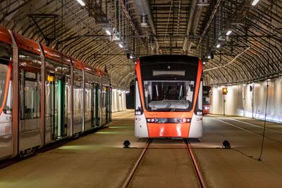 Bybanen kan komme til å gå i tunnel gjennom Bergen sentrum. Bildet viser Bybane-vogner i vognhall Fyllingsdalen.