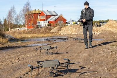 Forsker Mathias Minos-Stensrud gjør dronesvermen "Valkyrie" klar for første flyging med soldater bak spakene.